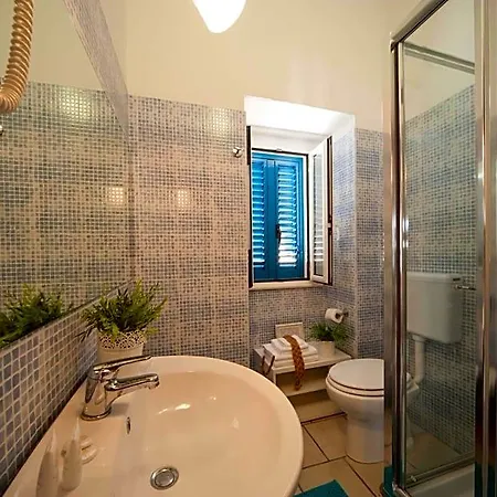 לינה וארוחת בוקר Portadamare Terrazza Panoramica טרני